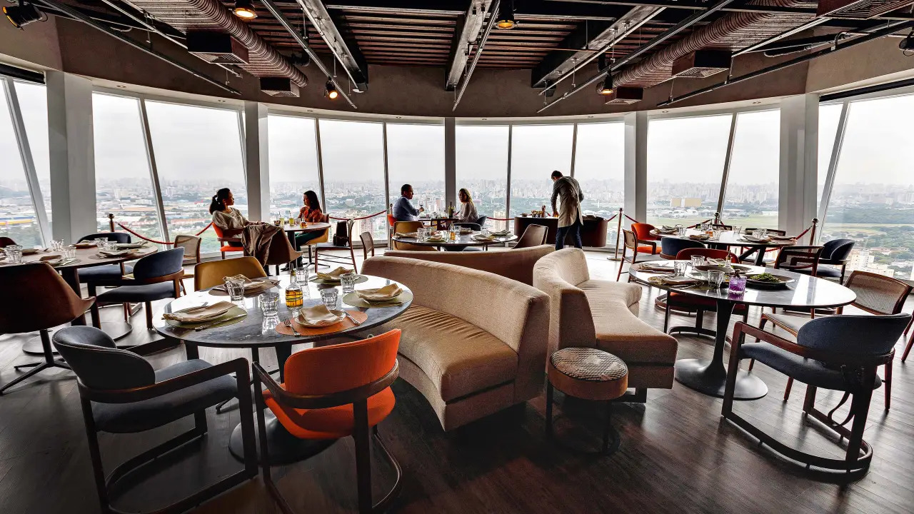 Ambiente de restaurante com vista panorâmica da cidade