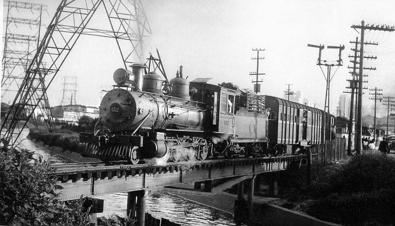 Locomotiva do Tramway da Cantareira cruzando ponte metálica